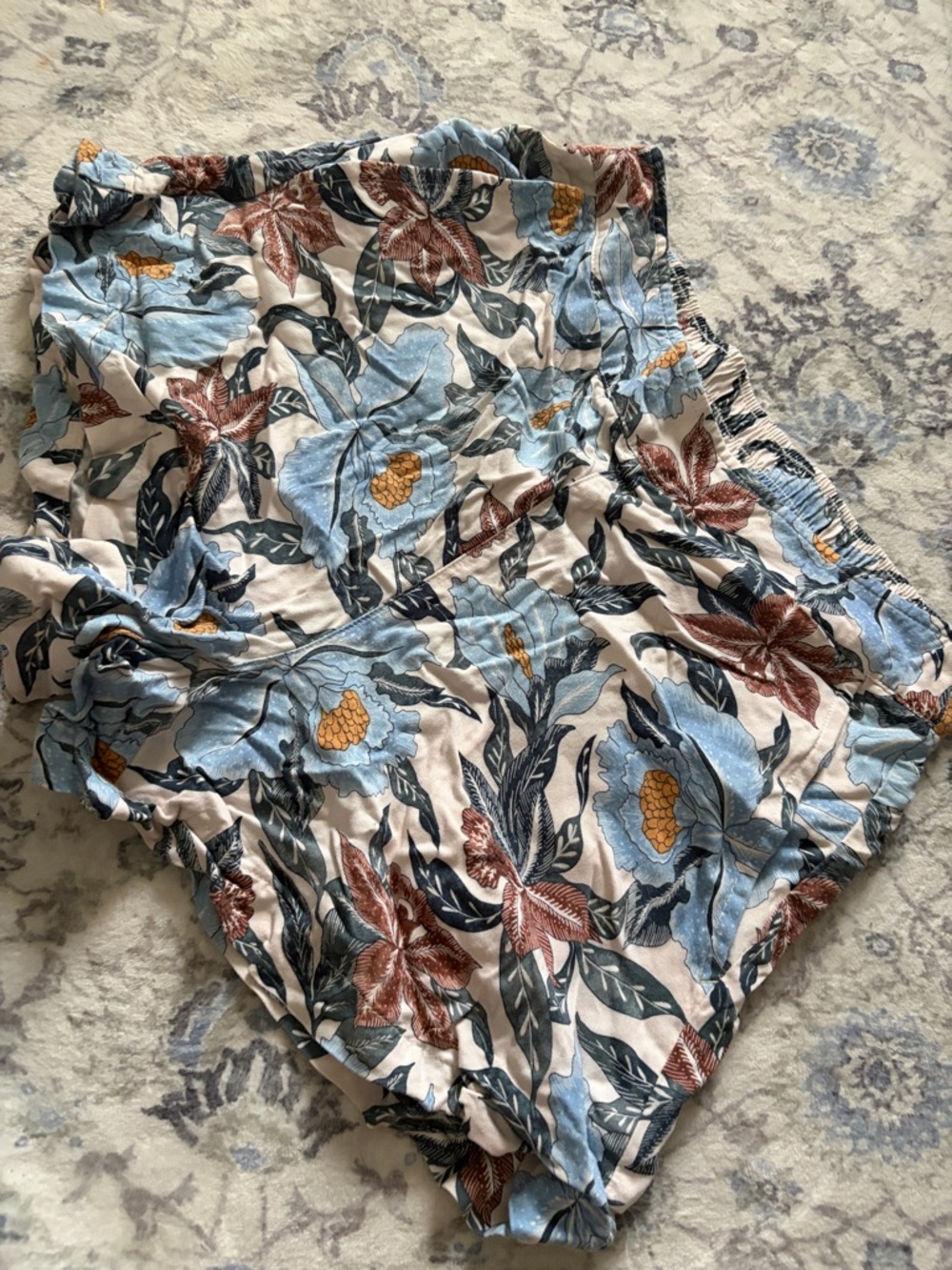 Old Navy Floral Print Women's Shorts in Blue, Brown, Yellow on Cream